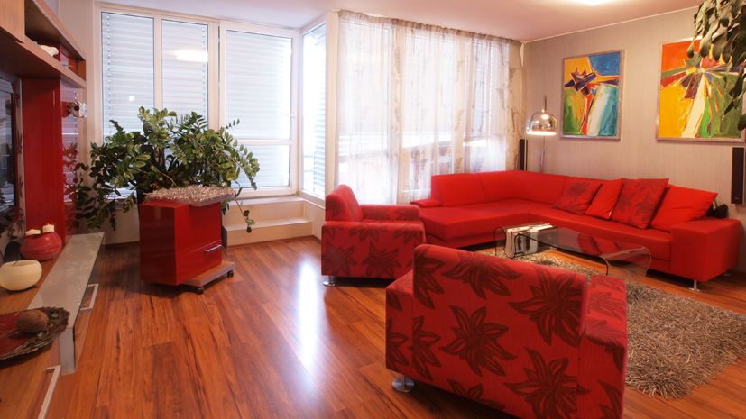Atypicky řešenému interiéru sekunduje netradiční nábytek a barvy